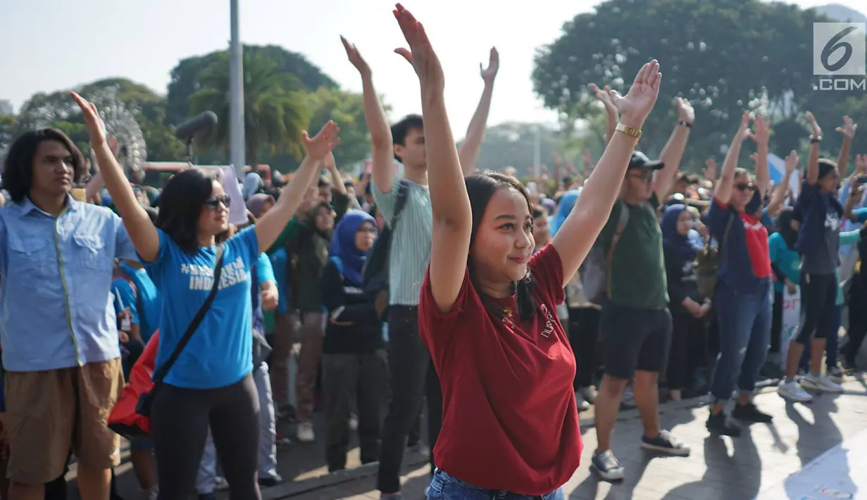 Peserta melakukan tarian Flashmob dalam kegiatan Pawai Tolak Plastik Sekali Pakai di Lapangan Aspirasi Monas, Jakarta, Minggu (21/7/2019). Pawai bebas plastik ini akan menjadi aksi terbesar di Indonesia untuk menolak penggunaan plastik sekali pakai. (Liputan6.com/Immanuel Antonius)