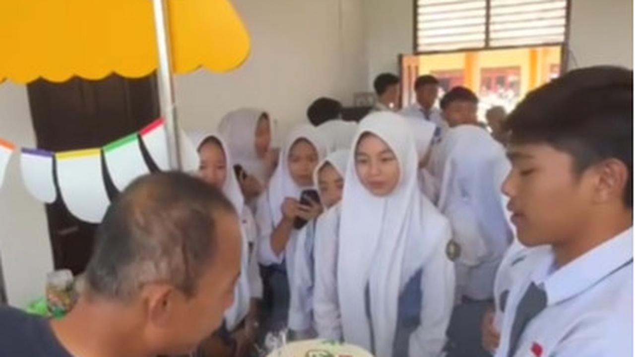 Keren Banget, Aksi Para Siswa Berikan Kejutan Ultah untuk Bapak Kantin Ini Curi Perhatian