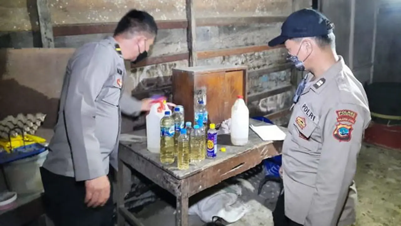 Polres Kotamobagu mengamankan ratusan liter miras jenis Cap Tikus dari sejumlah warung.