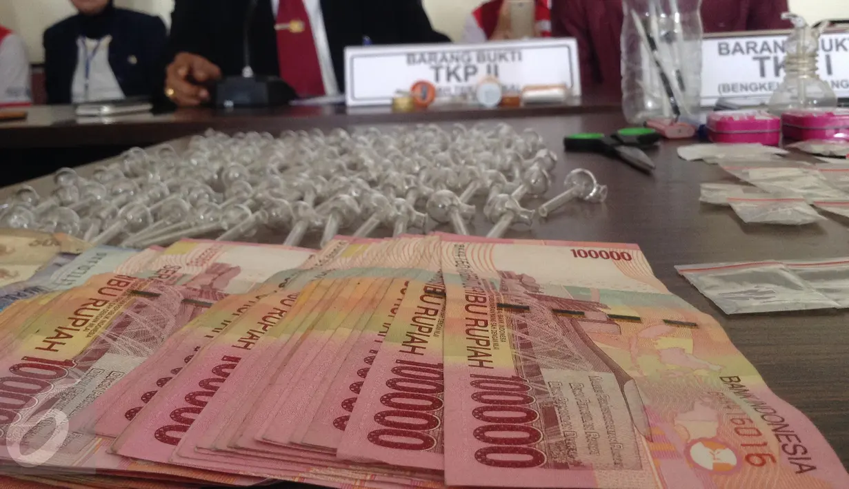 Petugas  menunjukan barang bukti dalam gelar perkara hasil  operasi penggrebekan pesta narkoba di Kantor BNN Daerah Istimewa Yogyakarta (DIY), (13/1). BNN DIY berhasil mengungkap kasus pesta narkoba di sebuah hotel kawasan kota Yogyakarta.(Boy Harjanto)