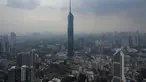 Menara Merdeka (KL118) dan gedung-gedung komersial tampak diselimuti kabut asap di Kuala Lumpur, Selasa, 11 Agustus 2026/ (AFP/ Mohd Rasfan).