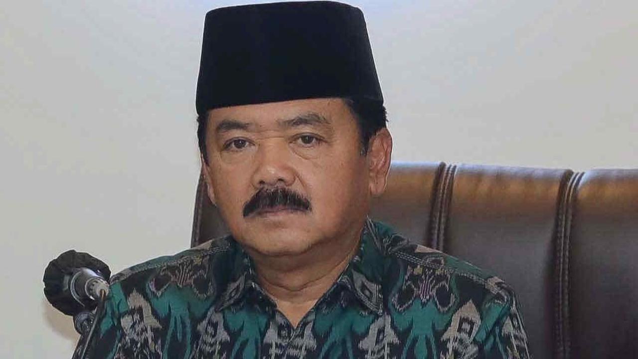 Hadi melanjutkan, nantinya semua kementerian harus memiliki data backupnya masing-masing.&nbsp;