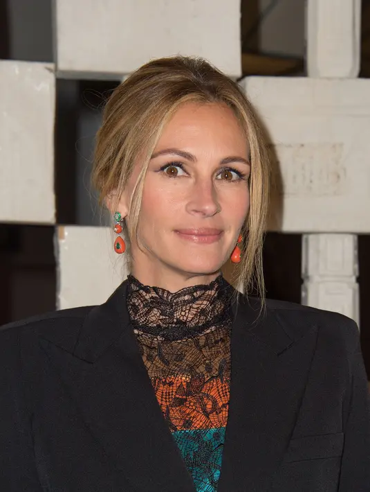 Julia Roberts. Bintang film ‘Pretty Woman’ ini memang memiliki kecantikan yang khas. Dan ia tidak melakukan bedah kecantikan, struktur hidungnya yang tegas menjadi daya tarik tersendiri bagi aktris 48 tahun ini. (AFP/Bintang.com)