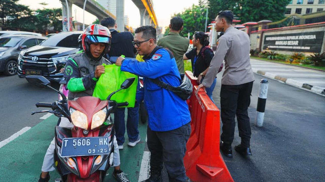 FOTO: Polri dan Buruh Bagikan Sembako ke Warga Jakarta