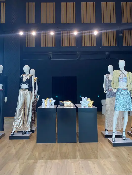 Koleksi ini sudah ditampilkan pada show bulan May lalu di Paramount Studios. Sentuhan terlihat metalik mendominasi, hadir sebagai percikan dalam beragam produk dari busana hingga aksesori. [ Foto: Fimela.com ]