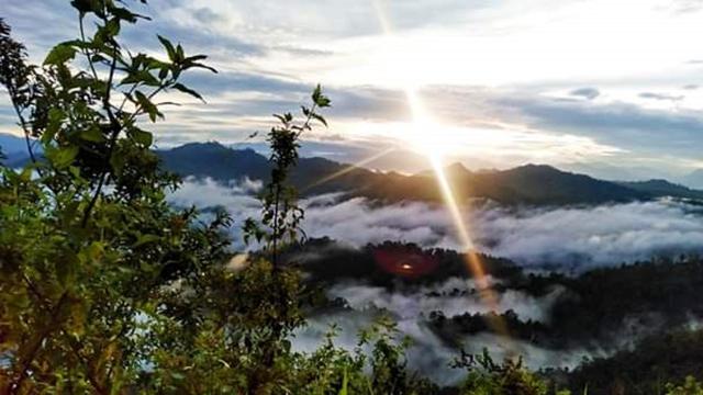 Mentari Pagi Dari Negeri Di Atas Awan Puncak Buttu Lenggo