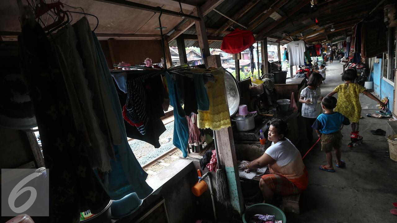 Kesenjangan antara si miskin dan kaya (gini rasio) masyarakat Indonesia semakin sempit selama pemerintahan Presiden Joko Widodo (Jokowi) dan Wakilnya Yusuf Kalla (JK).