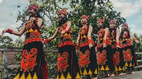 Ilustrasi budaya, Kalimantan. (Photo by Ibadah Mimpi: https://www.pexels.com/photo/women-wearing-traditional-clothes-dancing-on-wooden-dock-3337585/)