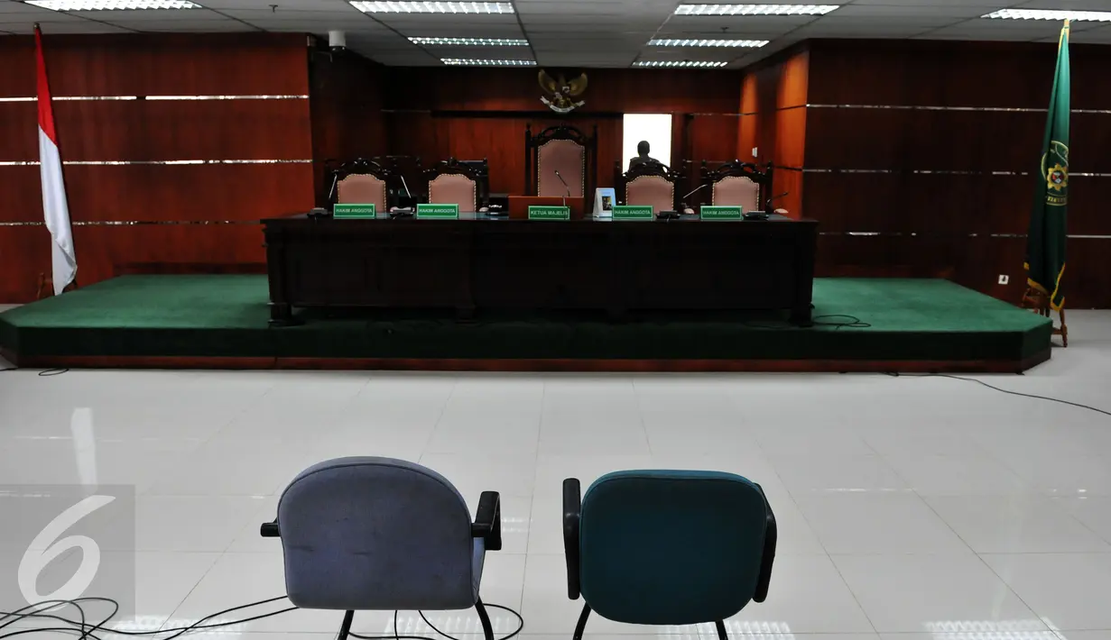 Suasana ruang Pengadilan Tipikor usai penundaan pembacaan putusan terdakwa korupsi Udar Pristono di Pengadilan Tipikor, Jakarta, Senin (21/9/2015). Penundaan pembacaan putusan dilakukan lantaran Udar menjalani operasi. (Liputan6.com/Andrian M Tunay)