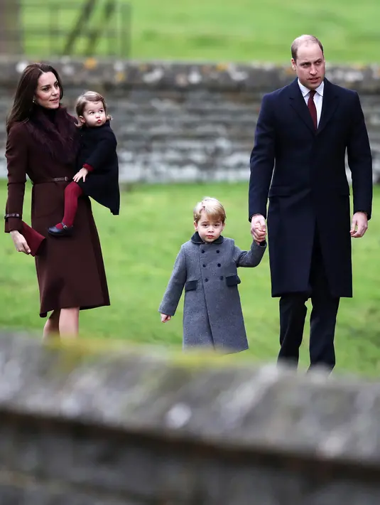Pangeran William bersama Kate Middleton dan dua anak mereka, Pangeran George serta Putri Charlotte berjalan menuju Gereja St Mark untuk mengikuti Misa Natal di Englefield, Inggris, Minggu (25/12). (REUTERS/Andrew Matthews/Pool)