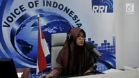Presenter saat menyiarkan program luar negeri di Studio Voice Of Indonesia RRI, Jakarta, Rabu (11/9/2019). Hari lahir RRI pada 11 September 1945 ditetapkan sebagai Hari Radio Nasional untuk menghargai jasa para penyiar terdahulu. (merdeka.com/Iqbal Nugroho)