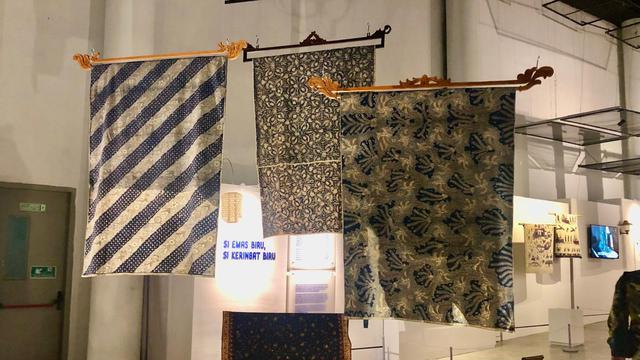 Karya-karya batik dengan nuansa biru
