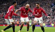 Matheus Cunha (kanan) mengajak Amad Diallo (kiri) dan Bryan Mbeumo (tengan) usai dirinya berhasil mencetak gol perdana Manchester United saat melawan Fulham di Old Trafford, Minggu (1/2/2026) malam WIB. (AP Photo/Dave Thompson)