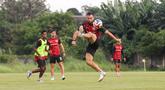 Jordi Amat mencoba mengalau bola pada saat sesi latihan Persija Jakarta yang bertempat di Persija Training Ground, Bojongsari, Rabu (5/11/2025).