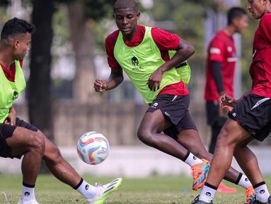 Pemain Timnas Indonesia U-24, Hugo Samir (tengah) berlatih bersama Bagas Kaffa (kiri) dan Titan Agung menjelang Asian Games 2022 Hangzhou yang berlangsung di Lapangan A, Kompleks Stadion Utama Gelora Bung Karno (SUGBK), Senayan, Jakarta, Jumat (15/09/2023). (Bola.com/Bagaskara Lazuardi)