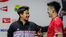 Legenda bulutangkis Indonesia, Liliyana Natsir (kiri) memberikan selamat kepada pebulutangkis ganda campuran China, Huang Zheng Si Wei setelah memenangkan Indonesia Masters 2024 di Istora Senayan, Jakarta, Minggu (28/01/2024). (Bola.com/Bagaskara Lazuardi)