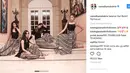 Sekumpulan wanita cantik bernama Girlsquad turut meramaikan hari batik. Nia Ramadhani, salah satu anggotanya mengunggah foto bersama tiga wanita lainnya dan menuliskan, “Selamat Hari Batik!! #girlsquad”. (Instagram/ramadhaniabakrie)