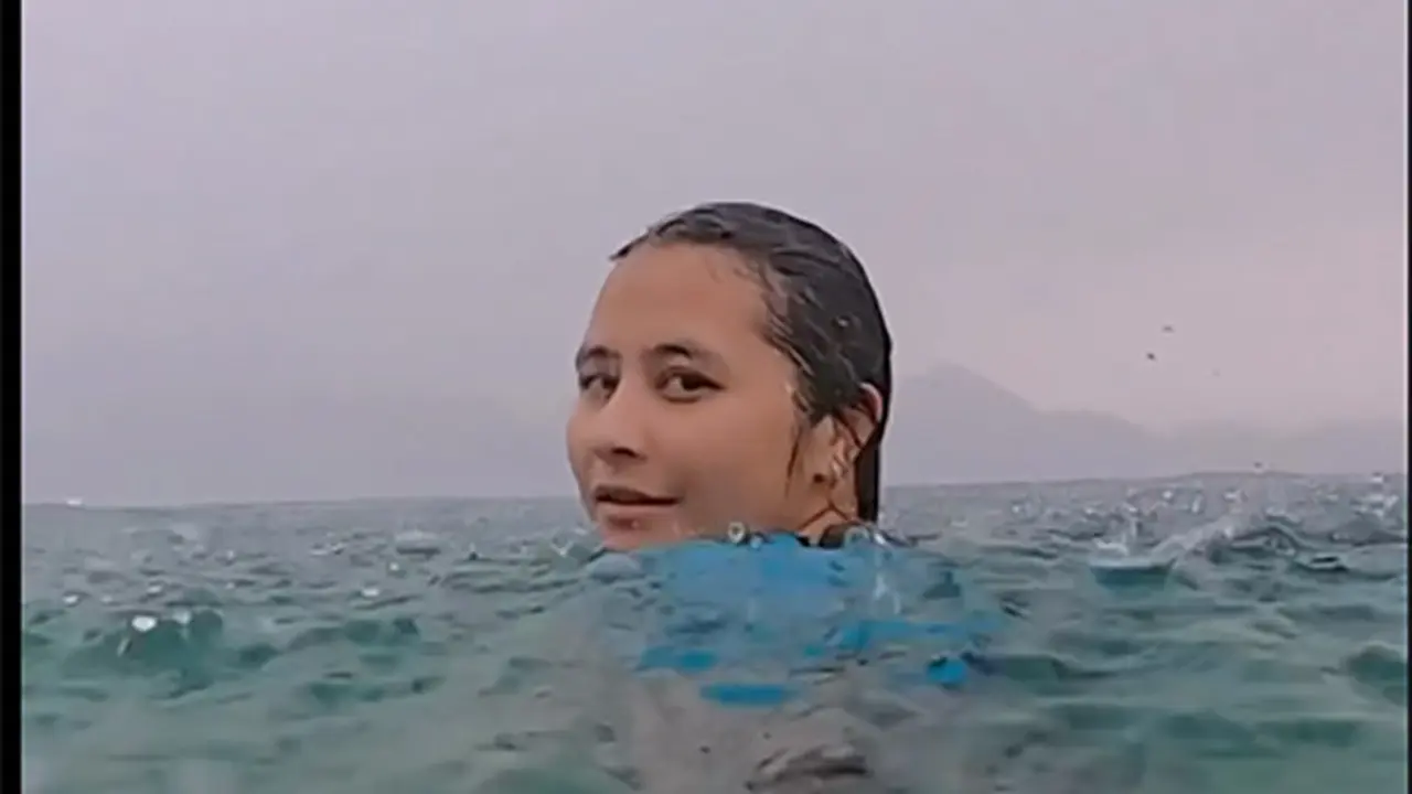 Prilly Latuconsina hujan-hujanan
