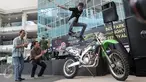  GM One Belpark, Yossie Salaki dan CCO Harmas, Jerry Sondakh melihat aksi skater melompati sepeda motor, Jakarta, Minggu (29/10). One Belpark hadirkan kegiatan skate coaching clinic dan virtual racing. (Liputan6.com/Yoppy Renato)