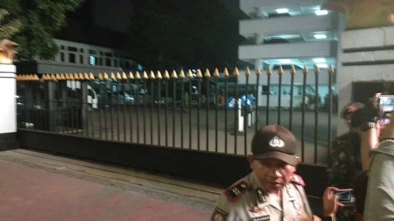 Polisi meminta jurnalis menjauhi pos di pintu belakang Mabes AD saat tim Gegana datang