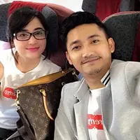 Kasus terobos jalur Busway Dewi Perssik dan suami berbuntut panjang. Petugas penjaga palang pintu melaporkan Dewi Perssik. Tidak terima, Depe perempuan itu biasa disapa ganti melaporkan petugas tersebut. (Instagram/anggawijaya88)