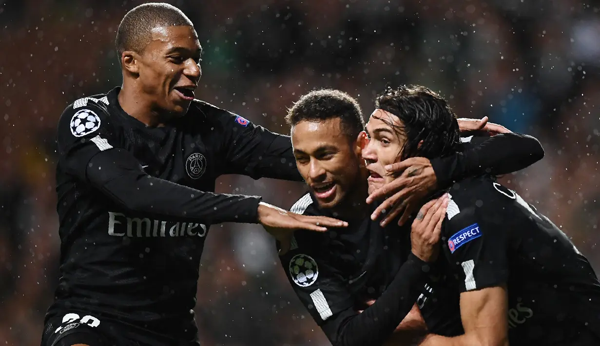 Trio penyerang PSG, Neymar (tengah), Mbappe (kiri), dan Edinson Cavani (kanan) menjadi kunci kemenangan timnya pada Liga Champions di Celtic Park, Glasgow, (12/9/2017). Neymar, Mbappe dan Cavani semakin kompak saat bermain bersama. (AFP/ Franck Fife)