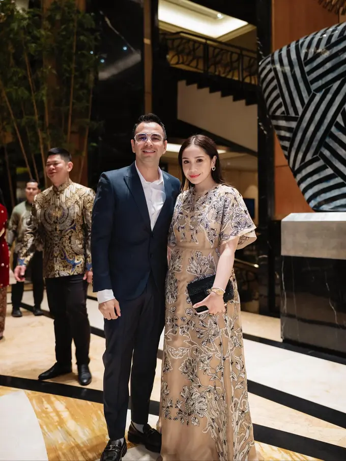 Klasik dan Berkelas, Gaya Nagita Slavina dalam Dress Biyan Saat Kondangan