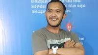 Caisar,  lelaki yang mulai terkenal karena jogedannya di salah satu stasiun televisi. Sudah semakin terkenal, bahkan kini Caisar menjadi orang sibuk yang mengisi berbagai acara di televisi. (Bambang E.Ros/Bintang.com)