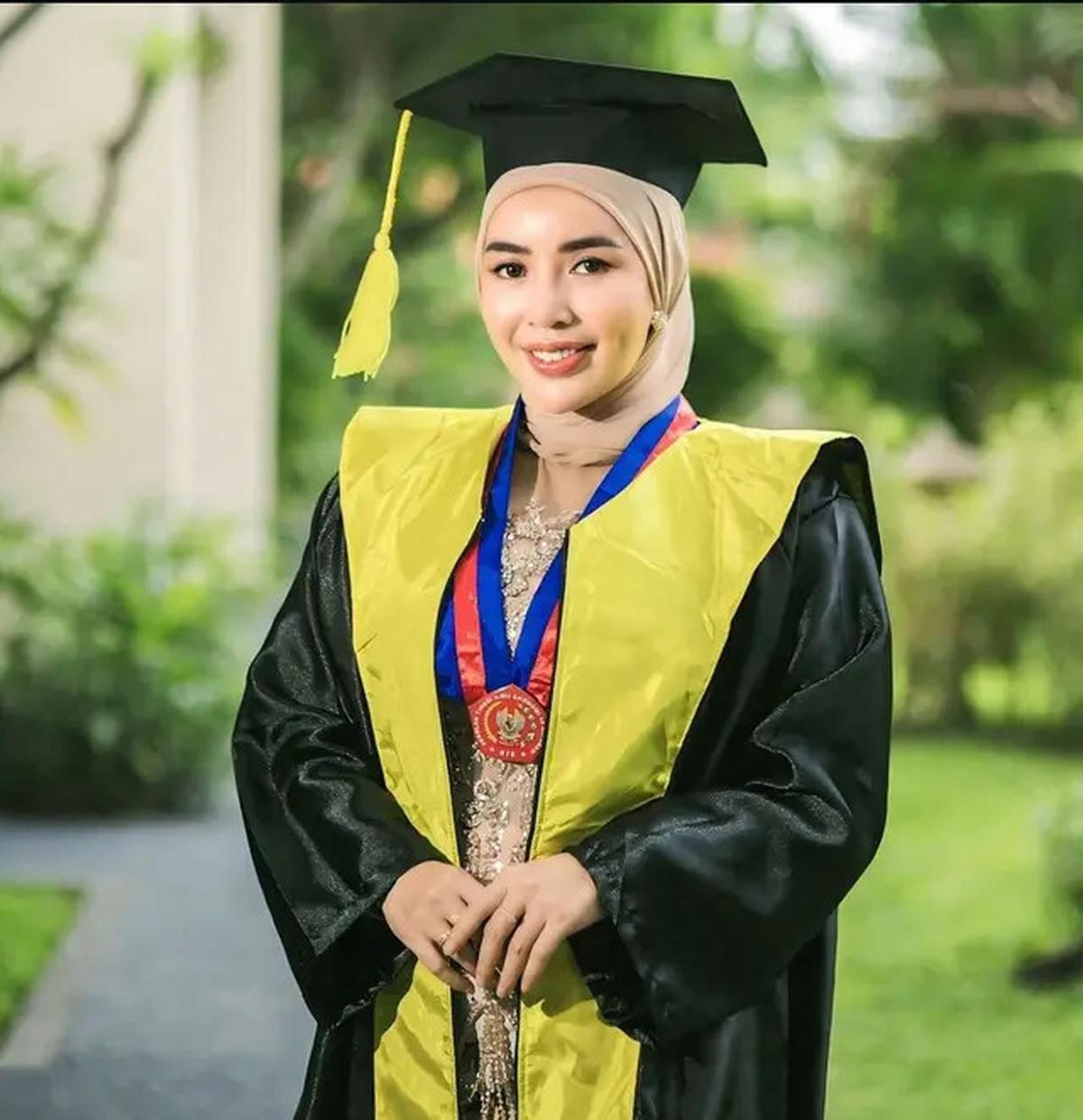 7 Potret Nurul Kamaria Lulus Kuliah di NTB, Angga Wijaya Ikut Bangga