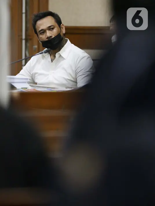 Musisi I Gede Ari Aryastina alias Jerinx saat menjalani sidang kasus dugaan pengancaman di Pengadilan Negeri Jakarta Pusat, Rabu (12/1/2022). Sidang beragendakan mendengar keterangan saksi. Saksi yang dihadirkan adalah Adam Deni dan Elsya Rosana. (Liputan6.com/Helmi Fithriansyah)