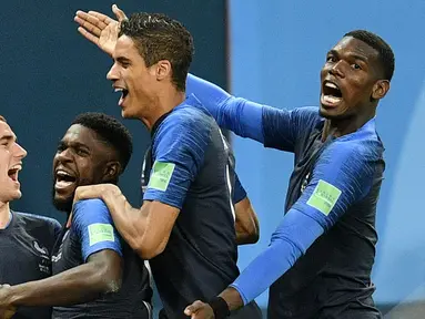 Para pemain Prancis merayakan gol yang dicetak oleh Samuel Umtiti ke gawang Belgia pada laga semifinal Piala Dunia di Stadion St Petersburg, Selasa (10/7/2018). Prancis menang 1-0 atas Belgia. (AP/Martin Meissner)