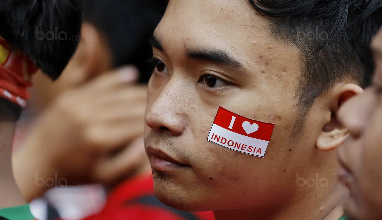 Suporter antre memasuki Stadion Utama Gelora Bung Karno (SUGBK), Jakarta, Minggu (14/1/2018). Kehadiran mereka untuk menyaksikan langsung pertandingan antara Indonesia melawan Islandia dalam laga persahabatan. (Bola.com/M Iqbal Ichsan)