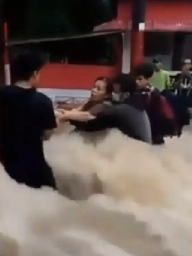 Viral, aksi para pemuda evakuasi korban banjir