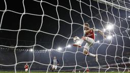 Pemain Arsenal, Nacho Monreal menghalau bola yang hampir masuk ke gawangnya saat melawan West Bromwich pada lanjutan Premier League di Emirates stadium, London (25/9/2017). Arsenal menang 2-0. (AP/Alastair Grant)