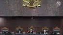Ketua Hakim Mahkamah Konstitusi I Dewa Gede Palguna (tengah) dan anggota Hakim Mahkamah Konstitusi Manahan MP Sitompul (kiri) dan Wahiduddin Adams saat sidang uji UU BUMN di Jakarta, Senin (5/3). (Liputan6.com/Angga Yuniar)