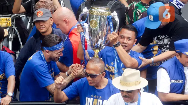 Foto: Euforia Bobotoh dan Pemain Persib Bandung Saat Pawai Juara BRI Liga 1