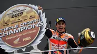 Pembalap Repsol Honda, Marc Marquez, berhasil meraih podium juara di MotoGP Valencia yang berlangsung di Sirkuit Ricardo Tormo, Minggu (17/11/2019) malam WIB. (AFP/PIERRE-PHILIPPE MARCOU)