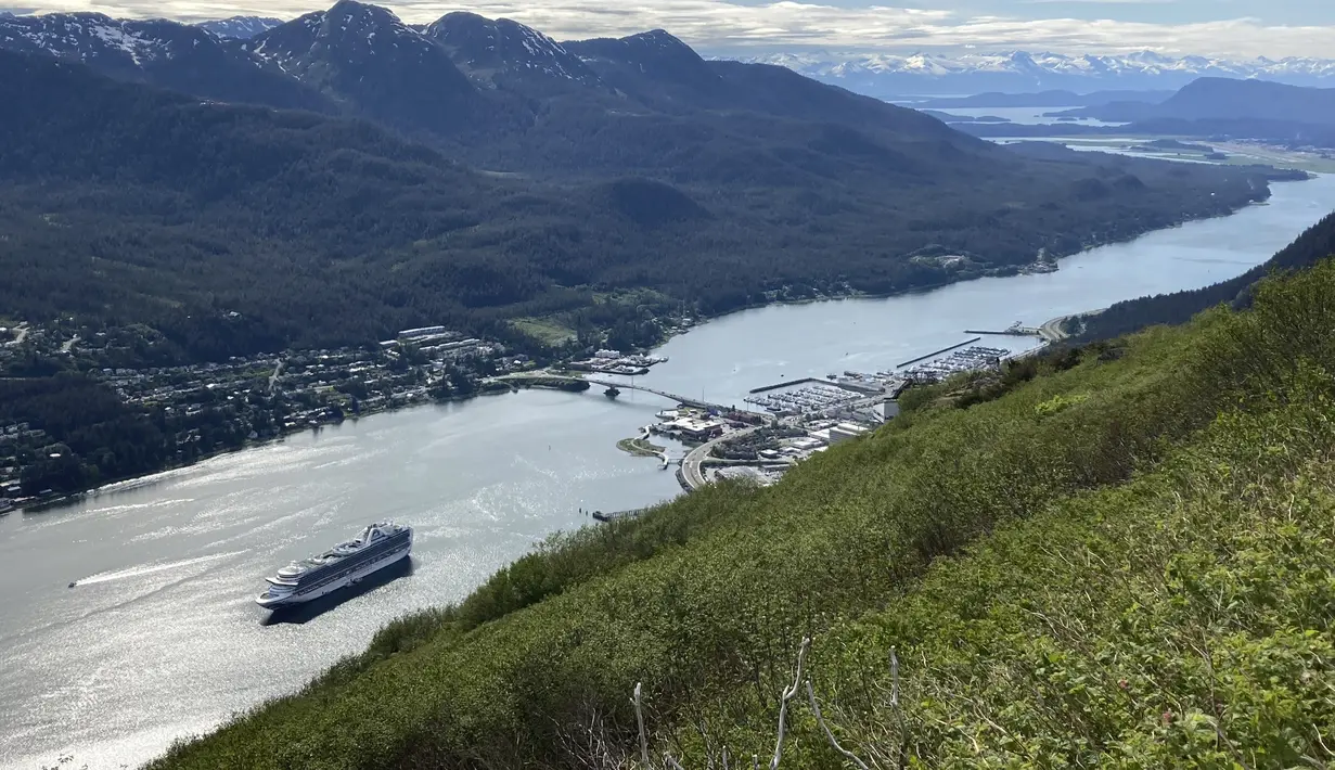 Sebuah kapal pesiar berangkat dari pusat kota Juneau, pada 7 Juni 2023, di sepanjang Selat Gastineau, di Alaska.  (AP Photo/Becky Bohrer)