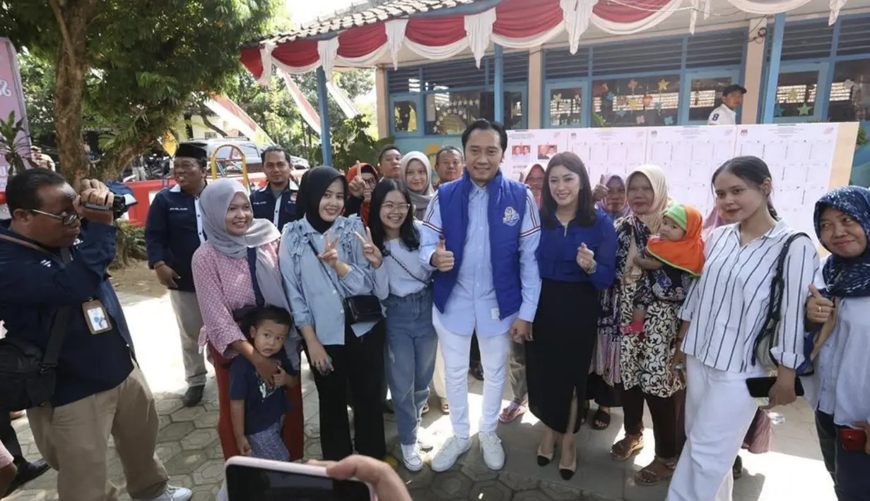 Aliya Rajasa juga memadukan sepatu kitten heels two tone untuk sempurnakan gayanya.  [Foto: Instagram/ Aliya Rajasa]