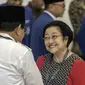 Ketua Umum Gerindra Prabowo Subianto dan Ketua Umum PDI Perjuangan Megawati Soekarnoputri bersalaman di Ruang Sidang Utama KPU, Jakarta, Minggu (18/2). Pengundian nomor urut Parpol menjadi ajang pertemuan kedua tokoh nasional. (Liputan6.com/Faizal Fanani)