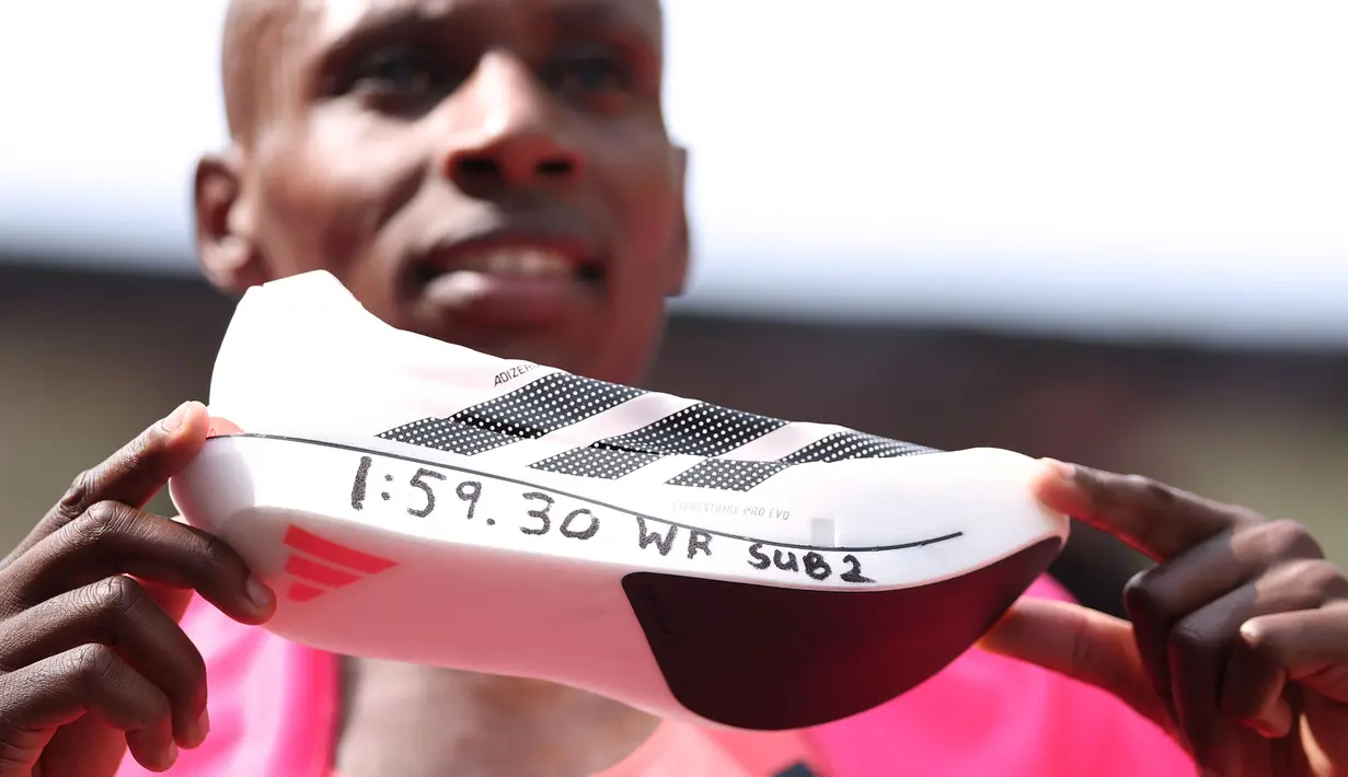 Pelari Kenya, Sabastian Sawe menunjukkan sepatu yang bertulis catatan waktunya setelah finis tercepat dalam London Marathon 2026 di London, Inggris, Minggu (27/04/2026) waktu setempat. Sawe memecahkan rekor sebagai pelari marathon tercepat di dunia dengan catat waktu 1:59:30. (AP Photo/Ian Walton)