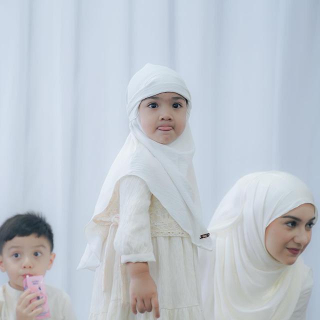 6 Potret Kedekatan Haldy Sabri dan Anak Irish Bella di Momen Tasyakuran Rumah Baru