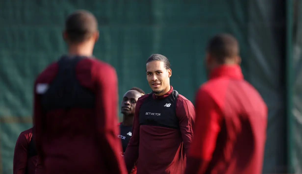 Pemain Liverpool Virgil van Dijk (tengah) berlatih bersama rekan satu timnya jelang menghadapi FC Porto pada leg pertama perempat final Liga Champions di Melwood, Liverpool, Inggris, Senin (8/4). The Reds bertekad membungkam Porto di Stadion Anfield. (Reuters/Carl Recine)