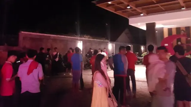 Tamu hotel di Cilacap berlarian keluar hotel dan diungsikan setelah gempa 7,3 SR mengguncang Cilacap dan berpotensi tsunami. (Foto: Liputan6.com/Muhamad Ridlo/Gema Satria)
