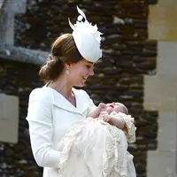 Kate Middleton dan Putri Charlotte (via intouchweekly.com)