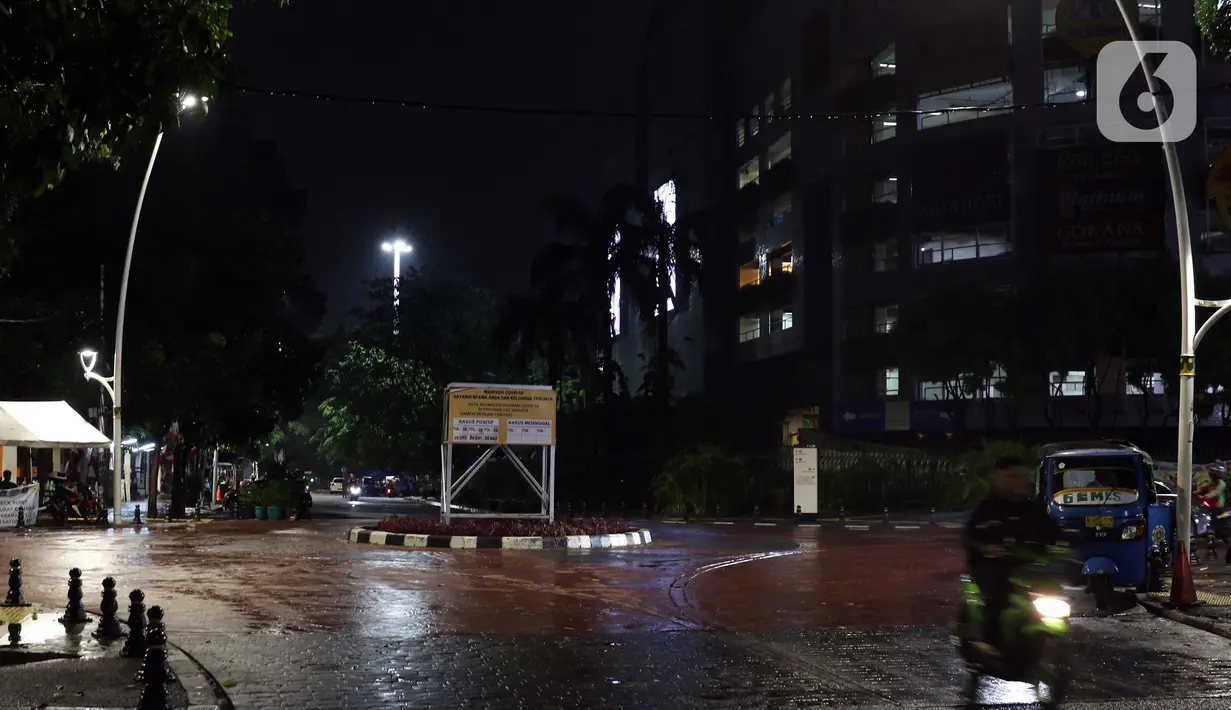Pengendara motor melintas di kawasan Bulungan, Jakarta, Selasa (15/9/2020). Guna mengurangi pola penyebaran COVID-19, Pemda DKI Jakarta kembali menerapkan PSBB dengan membatasi aktivitas warga, perdagangan maupun perkantoran. (Liputan6.com/Helmi Fithriansyah)