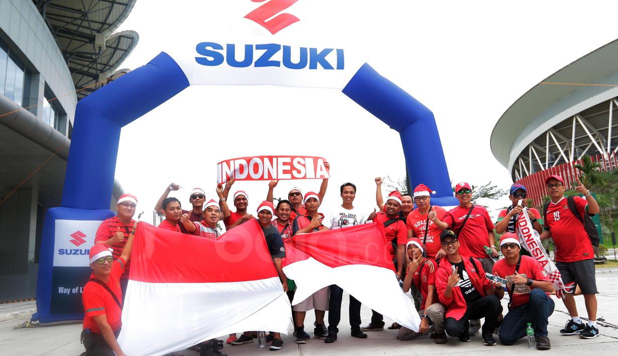 Suporter Merah-Putih memberi dukungan saat Timnas Indonesia melawan Thailand pada laga AFF Suzuki Cup 2016 di Philippine Sports Stadium, (19/11/2016).  (Bola.com/Nicklas Hanoatubun)