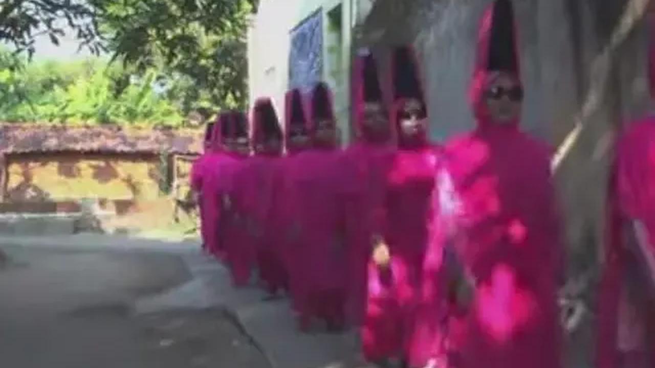 Selain menjadi bank keliling dengan pinjaman tanpa bunga, Mother Bank melahirkan kelompok musik dengan personel emak-emak nasabahnya.