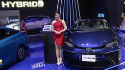 Cantik banget disebelah mobil toyota (Source: IST)