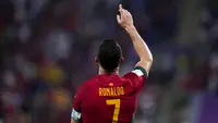 Tampil dalam laga Portugal kontra Ghana pada matchday pertama Grup H Piala Dunia 2022 (24/11/2022), Cristiano Ronaldo yang turut menyumbang satu gol dalam kemenangan 3-2, tercatat mampu membukukan 5 rekor sekaligus atas raihannya tersebut. Mau tahu rekor apa saja? Simak uraiannya berikut ini. (AP/Manu Fernandez)
